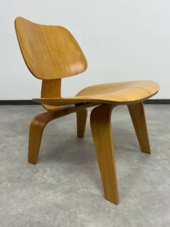 Fauteuils LCW par Charles et Ray Eames