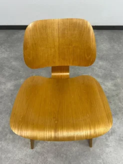 Fauteuils LCW par Charles et Ray Eames