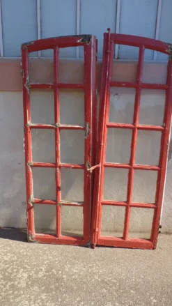 Fenêtre archée rouge