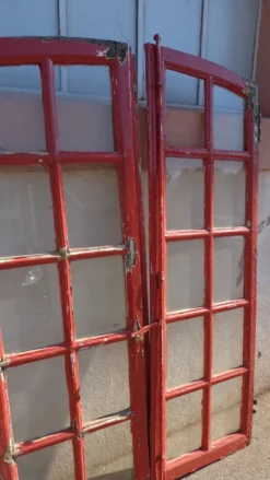 Fenêtre archée rouge