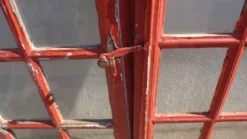 Fenêtre archée rouge