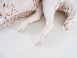 Figurine en porcelaine d'un chien Borzoi, années 1960, fabriquée en Europe.