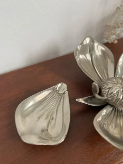 Fleur cendrier vintage en métal argenté
