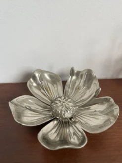 Fleur cendrier vintage en métal argenté