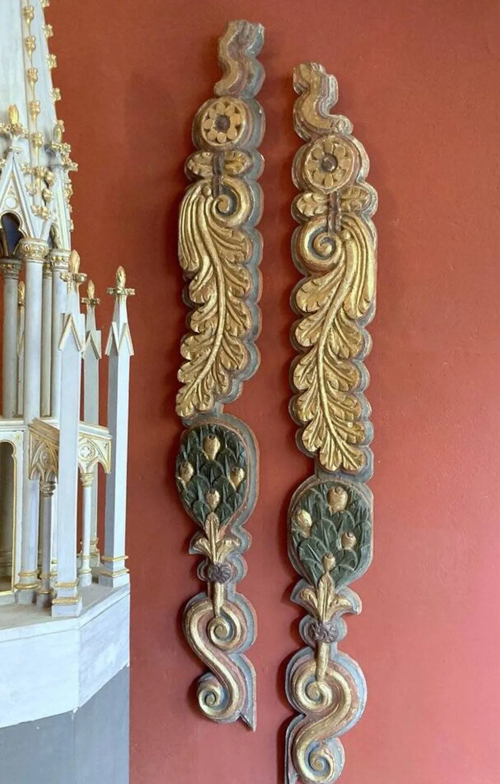 Frises de pilastre en bois sculpté polychrome italien du XVIIIe siècle, ensemble de 2