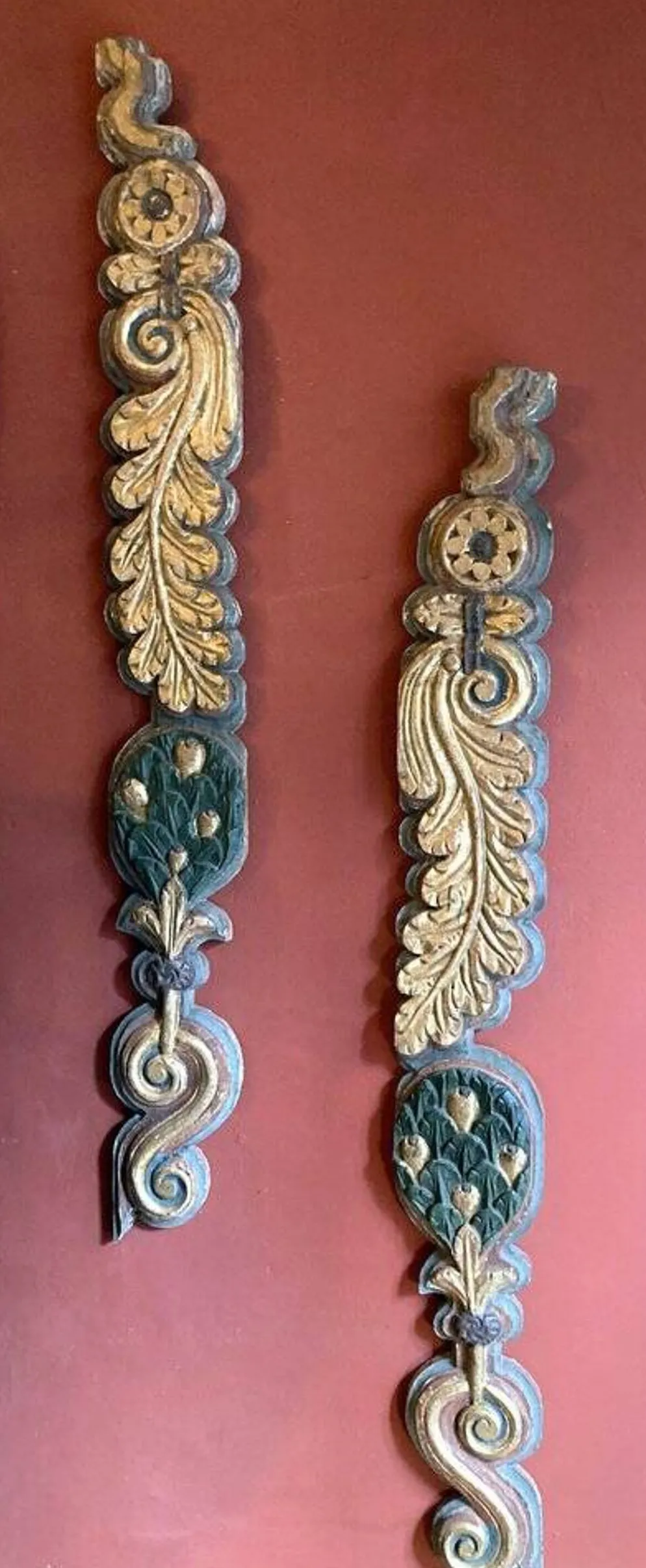 Frises de pilastre en bois sculpté polychrome italien du XVIIIe siècle, ensemble de 2