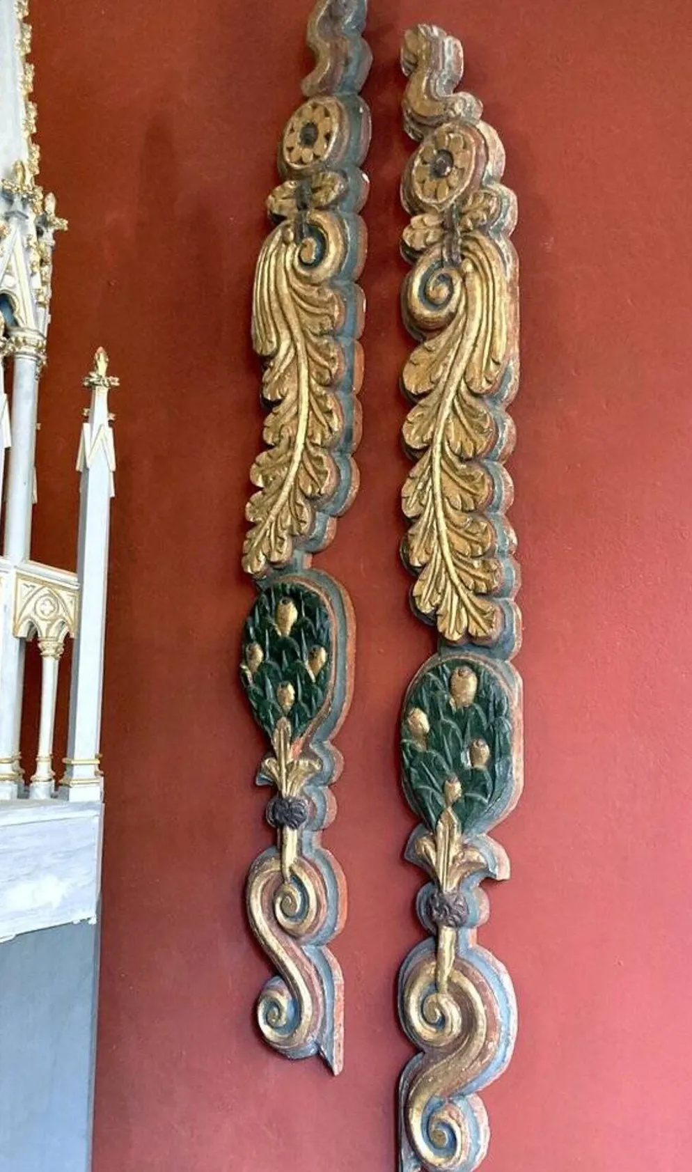 Frises de pilastre en bois sculpté polychrome italien du XVIIIe siècle, ensemble de 2