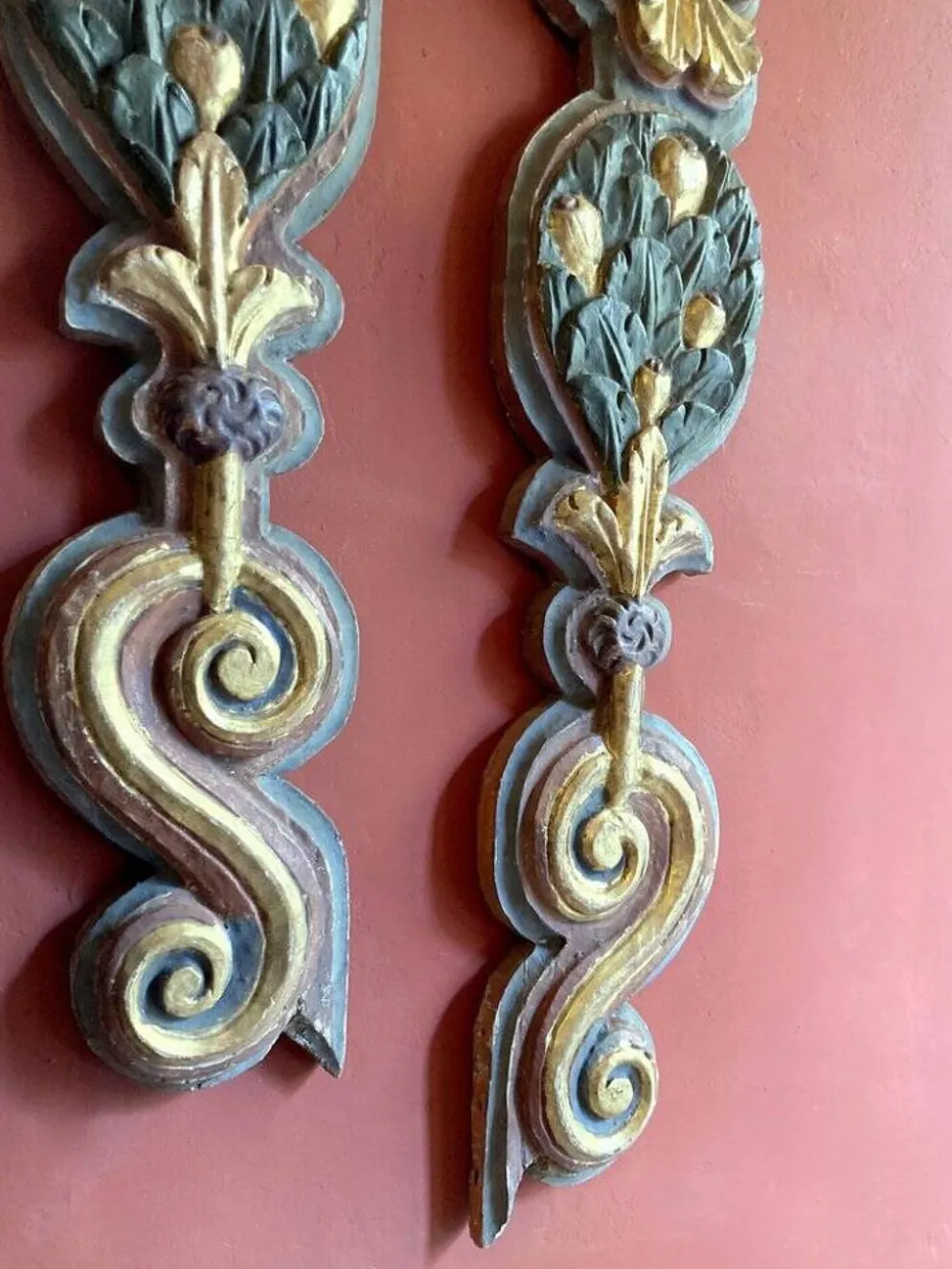 Frises de pilastre en bois sculpté polychrome italien du XVIIIe siècle, ensemble de 2