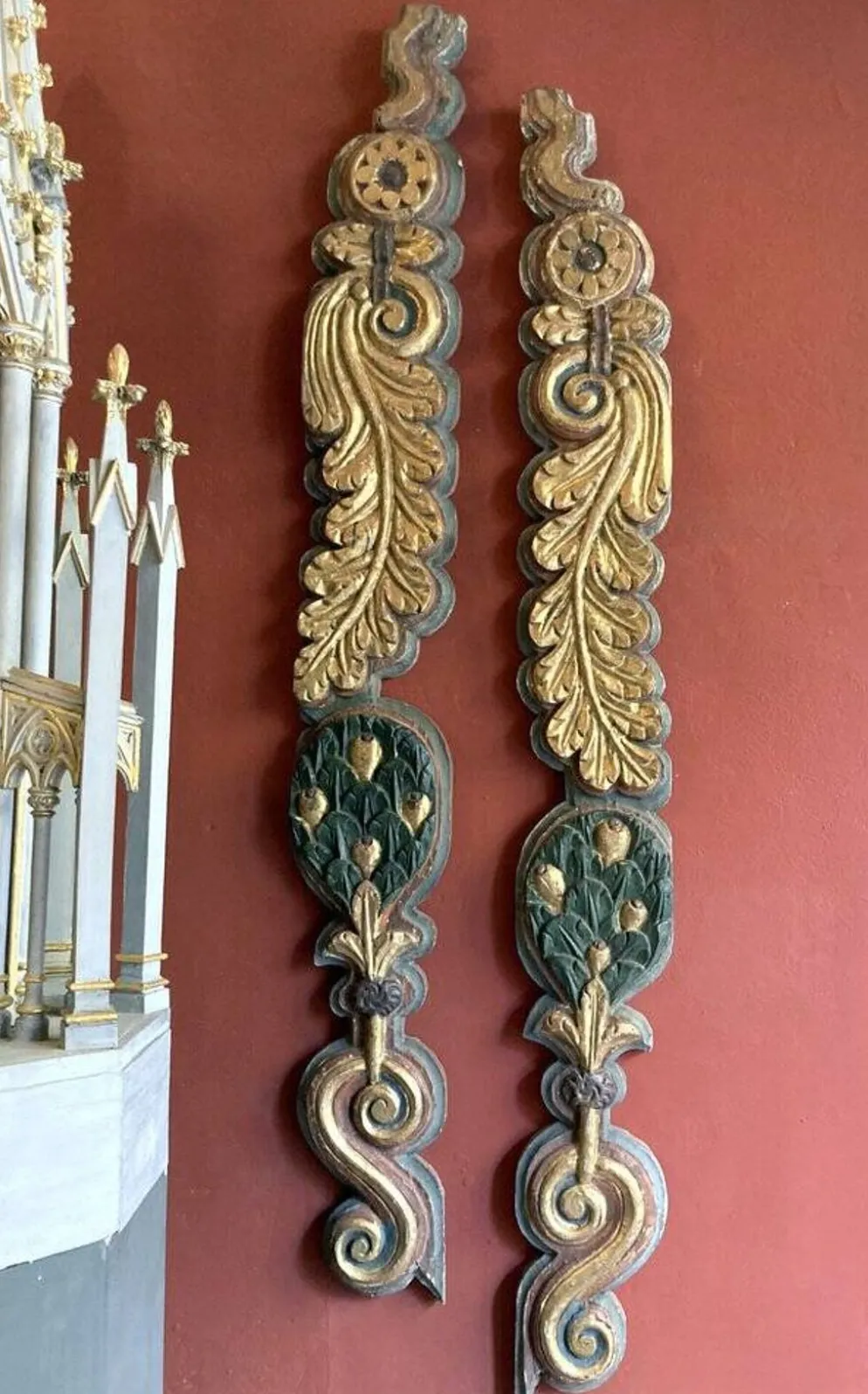 Frises de pilastre en bois sculpté polychrome italien du XVIIIe siècle, ensemble de 2