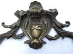 Fronton ancien en bronze
