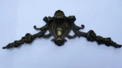 Fronton ancien en bronze