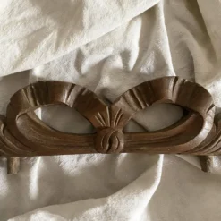 Fronton ancien ruban en bois sculpté
