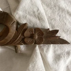 Fronton ancien ruban en bois sculpté