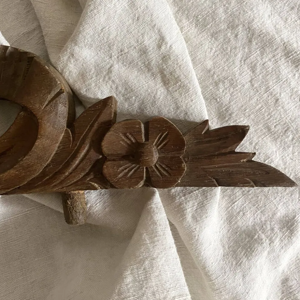 Fronton ancien ruban en bois sculpté