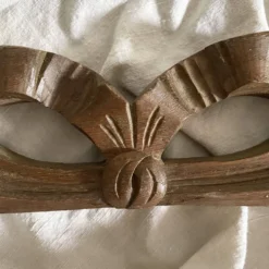 Fronton ancien ruban en bois sculpté