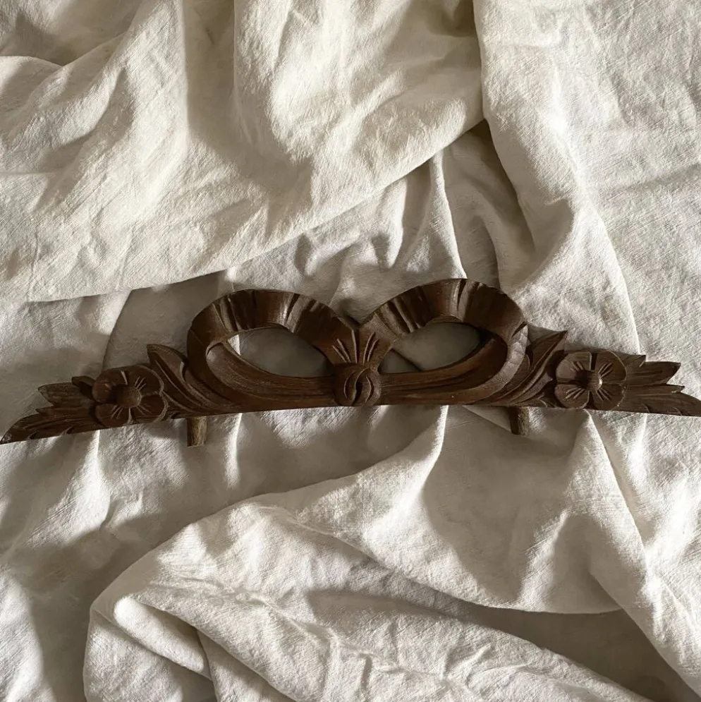 Fronton ancien ruban en bois sculpté
