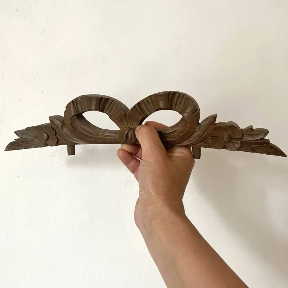 Fronton ancien ruban en bois sculpté