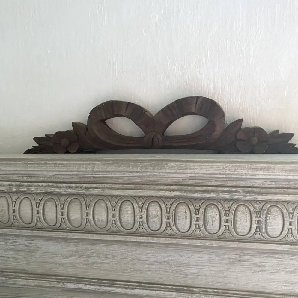 Fronton ancien ruban en bois sculpté