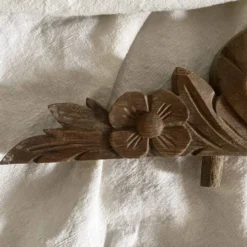 Fronton ancien ruban en bois sculpté