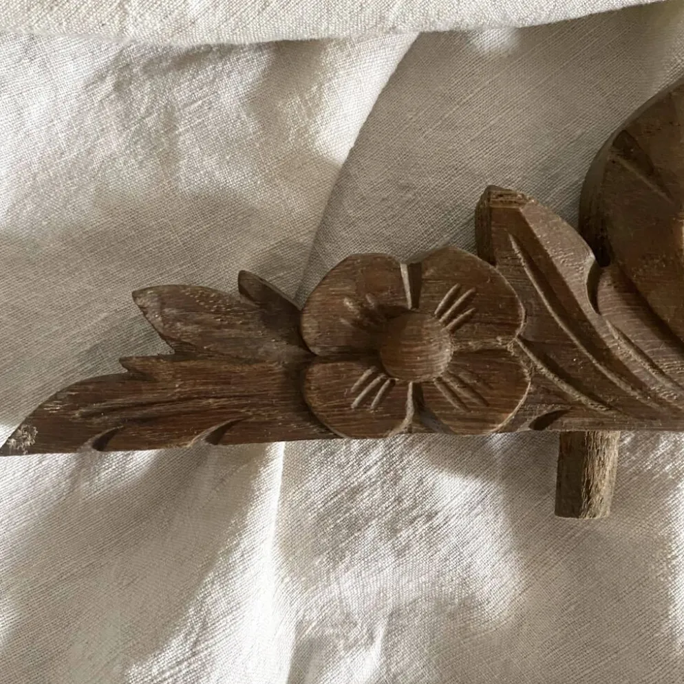Fronton ancien ruban en bois sculpté