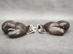 Gants de boxe en cuir et punching ball des années 1940, Tchécoslovaquie