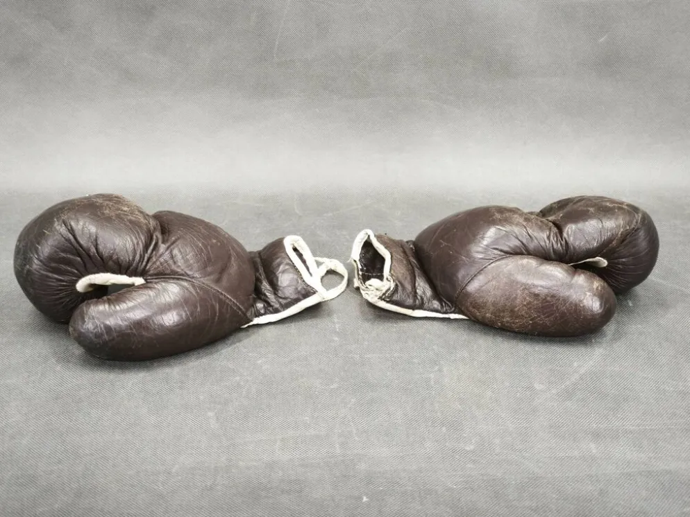 Gants de boxe en cuir et punching ball des années 1940, Tchécoslovaquie