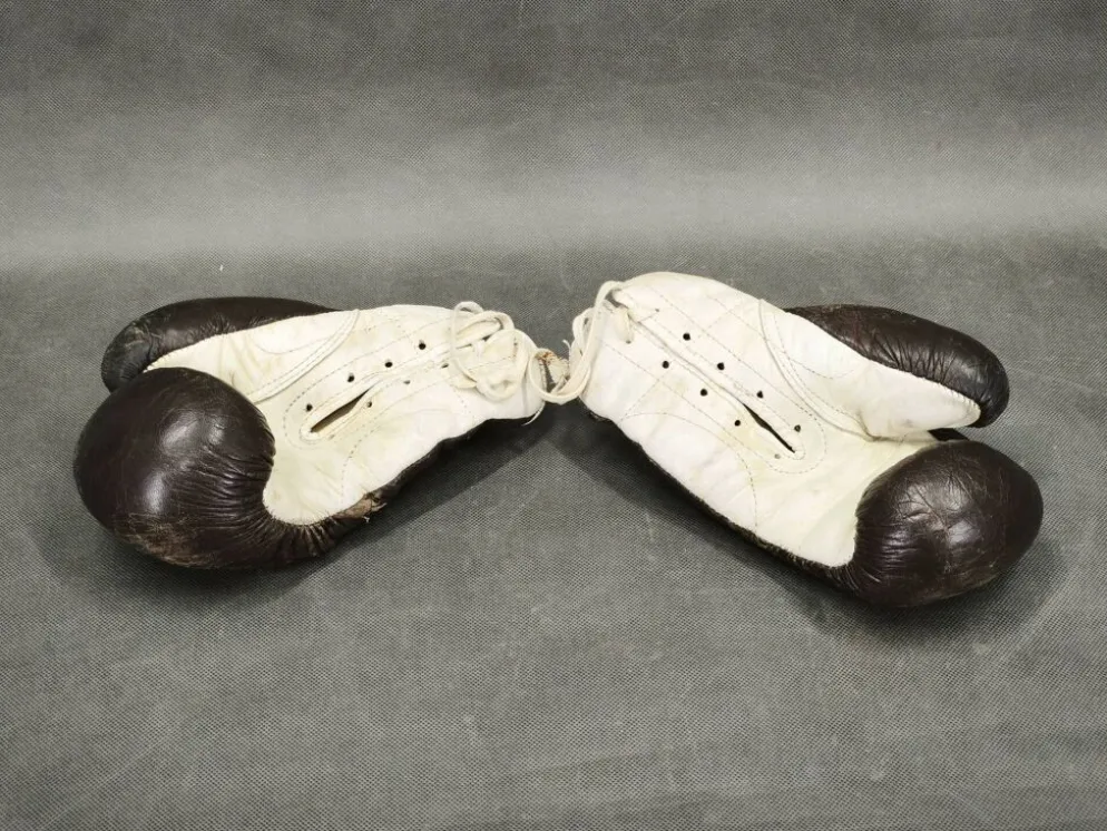 Gants de boxe en cuir et punching ball des années 1940, Tchécoslovaquie