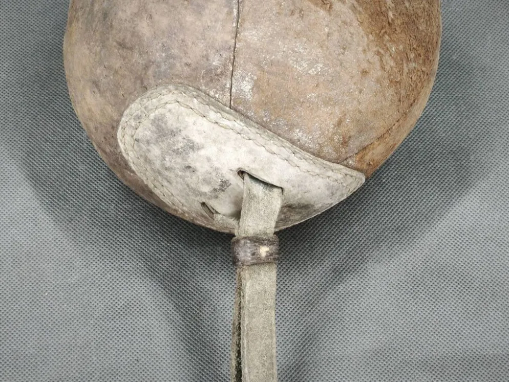 Gants de boxe en cuir et punching ball des années 1940, Tchécoslovaquie