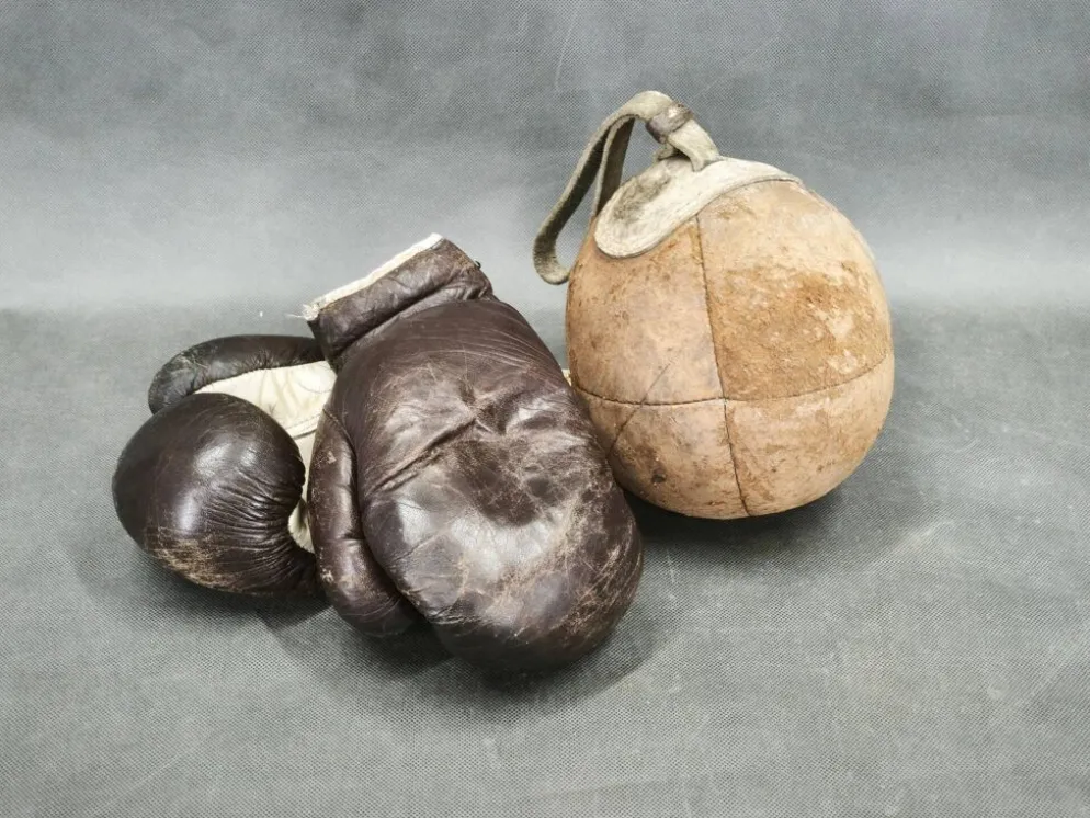 Gants de boxe en cuir et punching ball des années 1940, Tchécoslovaquie