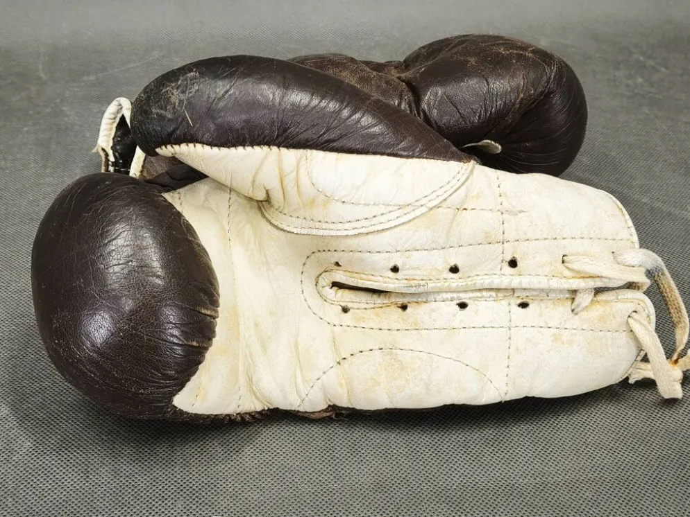 Gants de boxe en cuir et punching ball des années 1940, Tchécoslovaquie