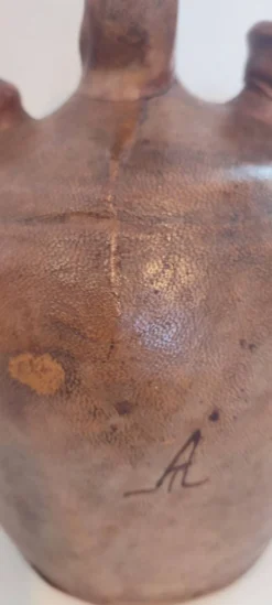 Gargoulette , cruche en terre cuite recouverte de cuir