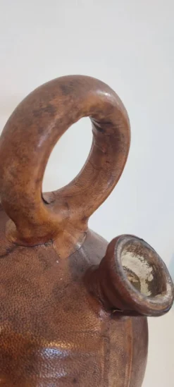 Gargoulette , cruche en terre cuite recouverte de cuir