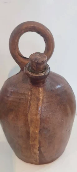 Gargoulette , cruche en terre cuite recouverte de cuir