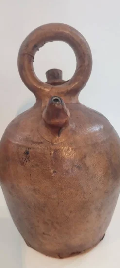 Gargoulette , cruche en terre cuite recouverte de cuir