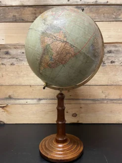 Globe antique allemand de table par Paul Räth & Dr A Krause, Leipzig années 1920.