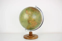 Globe en verre lumineux du milieu du siècle avec base en bois par Paul Rath, années 1950