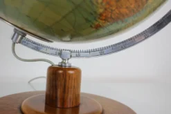 Globe en verre lumineux du milieu du siècle avec base en bois par Paul Rath, années 1950