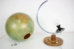 Globe en verre lumineux du milieu du siècle avec base en bois par Paul Rath, années 1950