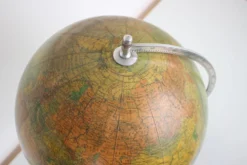 Globe en verre lumineux du milieu du siècle avec base en bois par Paul Rath, années 1950