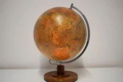 Globe en verre lumineux du milieu du siècle avec base en bois par Paul Rath, années 1950