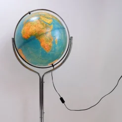 Globe géoscope lumineux sur pied chromé, Italie vers 1980