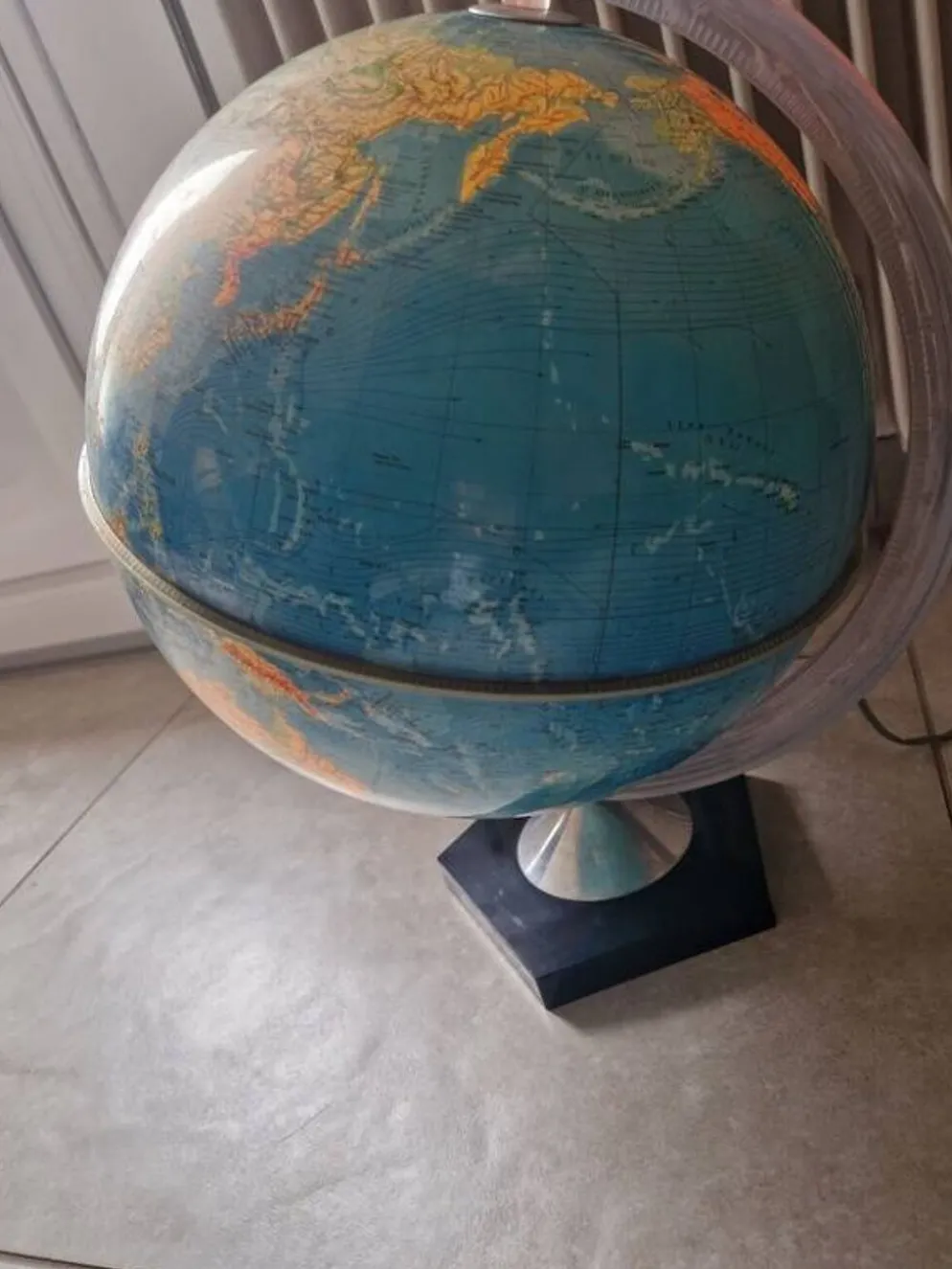Globe terrestre lumineux, mappemonde par Grange Batelière à Paris - 1970