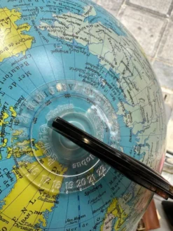 Globe terrestre lumineux vintage