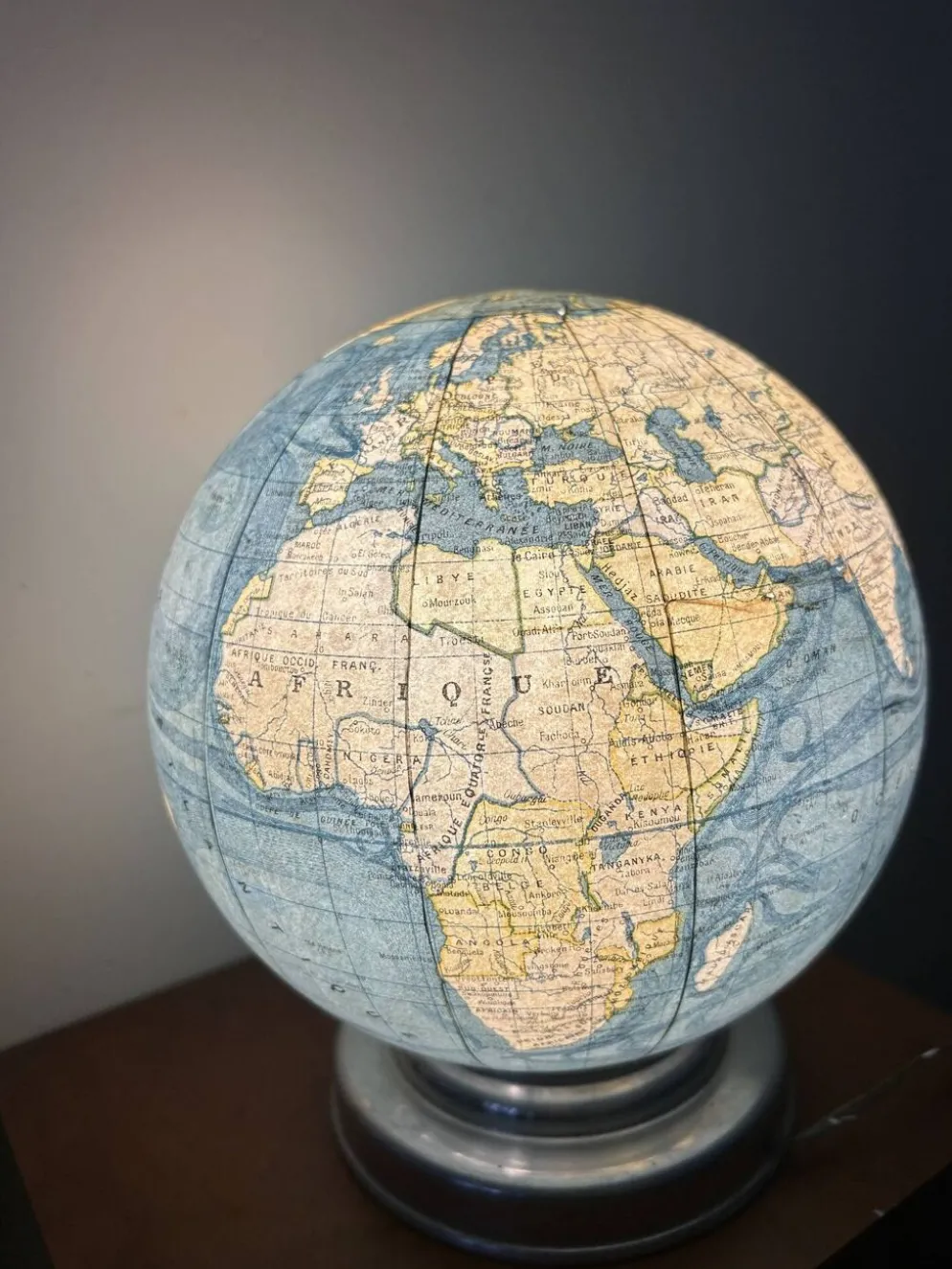 Globe terrestre lumineux vintage – fin des années 1940 / début 1950