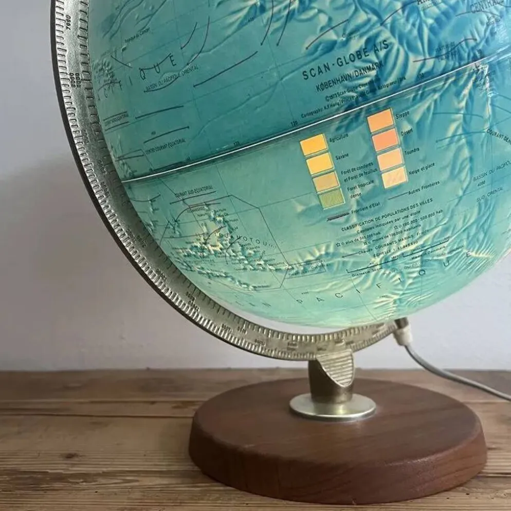 Globe terrestre lumineux vintage