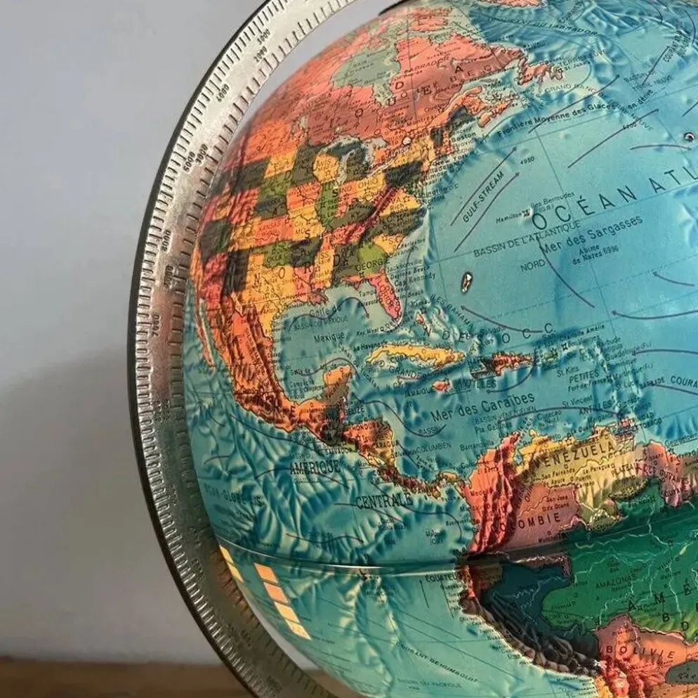 Globe terrestre lumineux vintage