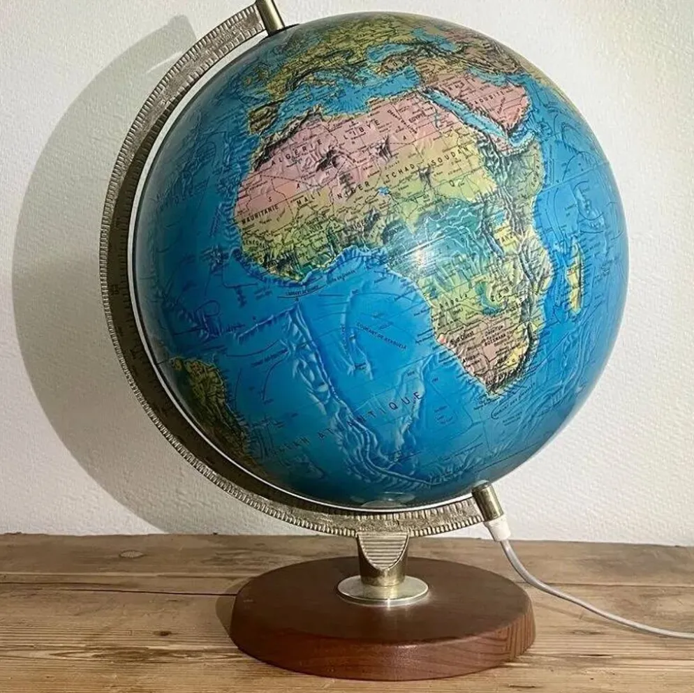 Globe terrestre lumineux vintage