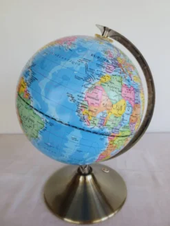 Globe terrestre : mappemonde en métal
