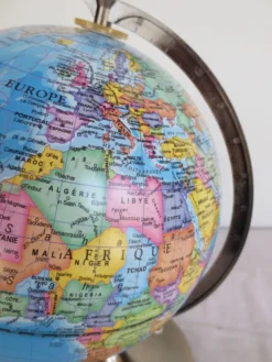 Globe terrestre : mappemonde en métal