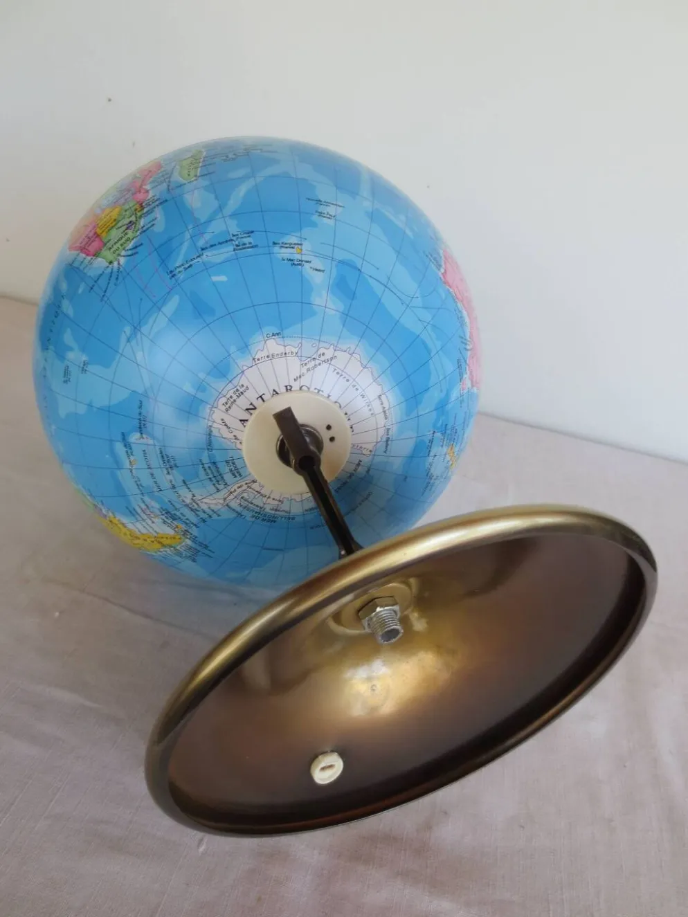 Globe terrestre : mappemonde en métal